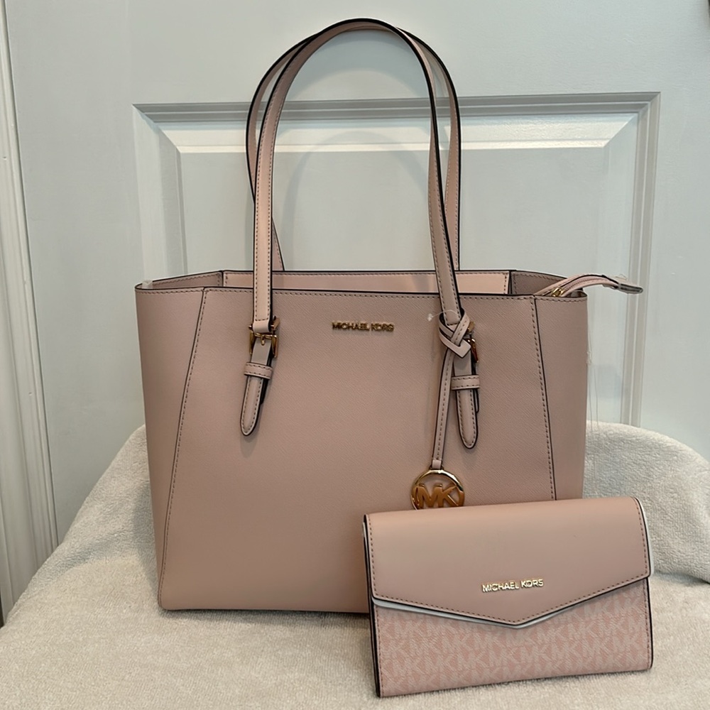 Beautiful Michael Kors Shoulder bag set